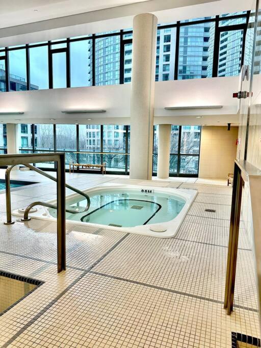 Lake View Apartment W/Parking! Toronto Exterior foto